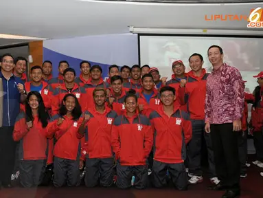 Sejumlah atlet renang beserta tim offical menyatakan kesiapannya menjadi juara di Sea Games 2013 Myanmar (Liputan6.com/Helmi Fithriansyah) 