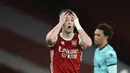 Pemain Arsenal Kieran Tierney bereaksi saat melawan Liverpool pada pertandingan Liga Inggris di Emirates Stadium, London, Inggris, Sabtu (3/4/2021). Liverpool membantai Arsenal dengan skor 3-0. (Julian Finney/Pool via AP)