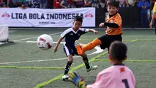 Pemain Villa 2000 menghadang tembakan lawan pada pertandingan Liga Bola Indonesia di Lapangan Sabnani Park, Serpong, Minggu (7/8/2016). (Bola.com/Nicklas Hanoatubun)