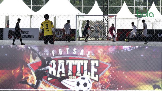 Suasana pertandingan Super Soccer Futsal Battle di Lapangan Blok S, Jakarta, Sabtu (15/9/2018). Sebanyak 32 tim yang berlaga di ajang ini merupakan tim yang lolos dari babak eliminasi di 10 tempat yang berbeda. (Bola.com/M Iqbal Ichsan)