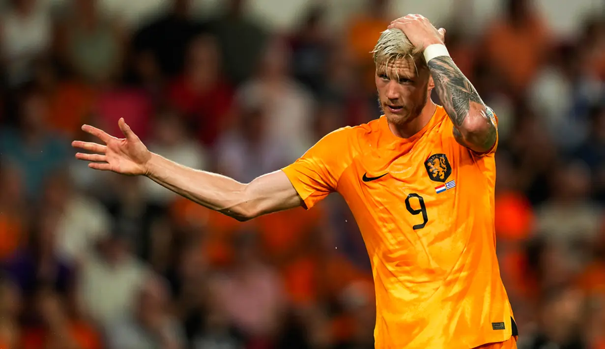 Marten de Roon mencetak gol melalui sepakan keras setelah memanfaatkan situasi sepak pojok. (AP Photo/Peter Dejong)