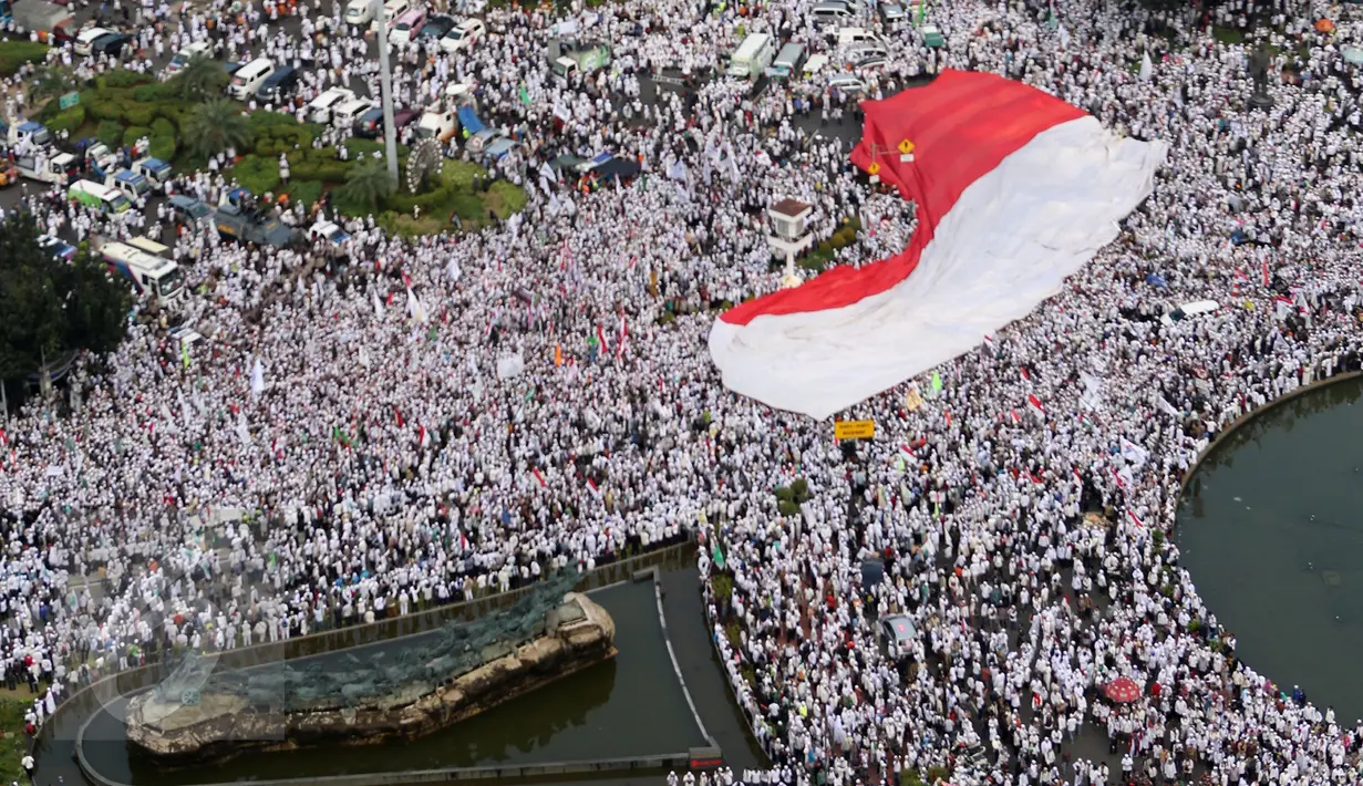 Sebuah bendera merah putih dikibarkan saat aksi damai di Bundaran Patung Kuda, Jakarta, Jumat (4/11). Massa menuntut  Gubernur Basuki T Purnama ditangkap atas dugaan penistaan agama. (Foto diambil dari gedung Indosat/Liputan6.com/Ferry Pradolo) 