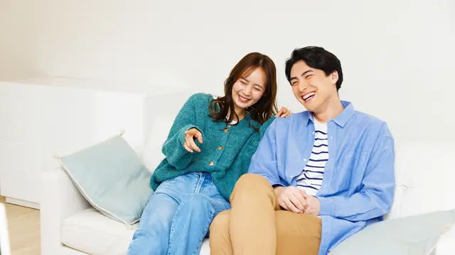 perempuan dan pasangan desember sofa