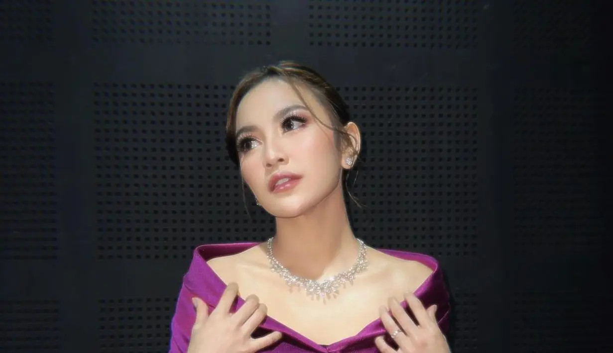 Jika menyimak feed Instagram Lini, hampir semua foto-fotonya jarang sekali senyum. Ini seperti sudah jadi ciri khasnya. [Instagram.com/mahaliniraharja]