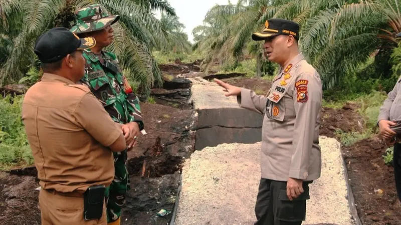 Kapolres Bengkalis AKBP Indra Wijatmiko saat meninjau jalan yang rusak sebagai dampak abrasi.