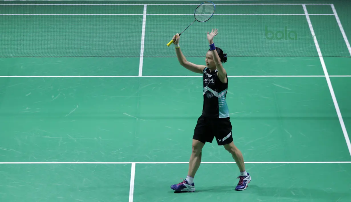 Tai Tzu Ying (kiri) merayakan kemenangan atas Chen Yufei pada final Indonesia Open 2018 di Istora Senayan, Jakarta, (8/6/2018). Tai Tzu Ying menang 21-23 21-15 21-9. (Bola.com/Nick Hanoatubun)