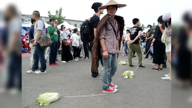 Kesepian, Remaja Berjalan dengan Sayur