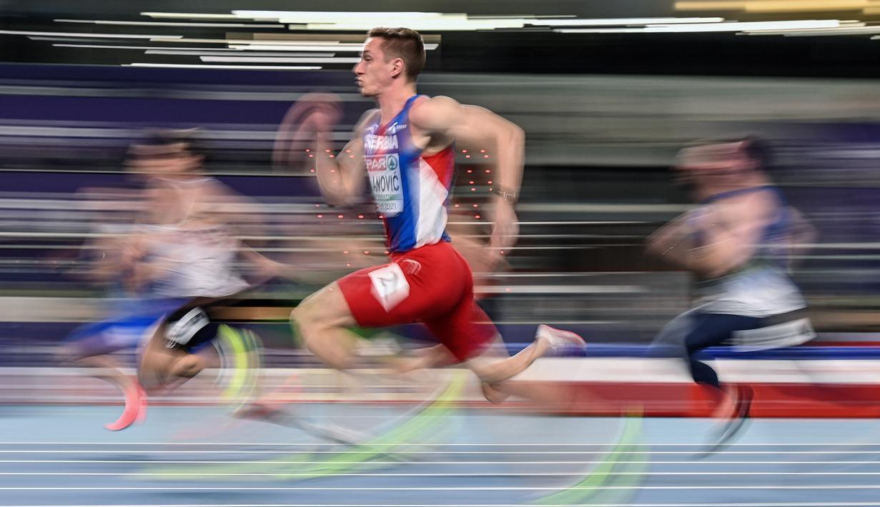 Aleksa Kijanovic (tengah) dari Serbia berkompetisi pada nomor 60m putra pada Kejuaraan Atletik Indoor Eropa 2021 di Torun. (Foto: AFP/Andrej Isakovic)