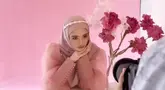 Inara Rusli jalani pemotretan bareng Diera Bachir Photography dengan berbagai tema. Usung tema warna pink, Inara Rusli tampil cantik dengan gaun dan jilbab warna selaras. Properti bunga simpel juga membuat pemotretan tersebut jadi lebih berwarna. Dengan gaya bertopang dagu dan tanpa pamer senyuman, wanita berusia 30 tahun ini tetap cantik dan memesona. (Liputan6.com/IG/@dierabachir)