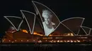 Sydney Opera House diterangi dengan potret Ratu Elizabeth II di Sydney, Australia, Jumat (9/9/2022). Sydney Opera House yang terletak di Australia dibuka oleh Ratu Elizabeth II. Gedung tersebut dikenal sebagai landmark Australia yang sekarang ikon pada 20 Oktober 1973. (AP Photo/Mark Baker)