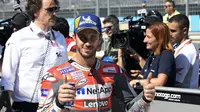 Senyum pembalap Ducati, Andrea Dovizioso usai memastikan posisi kedua pada kualifikasi MotoGP Aragon 2018. (Twitter/Ducati Motor)