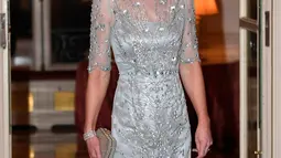 Duchess of Cambridge, Kate Middleton berjalan saat tiba menghadiri makan malam di Kedutaan Besar Inggris di Paris, Prancis (17/3). Kate dan William akan berada di Prancis selama dua hari. (AFP Photo/Pool/Eric Feferberg)