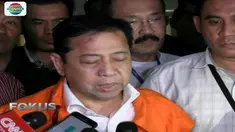 Setya Novanto mengenakan baju tahanan saat diturunkan dari kendaraan untuk dibawa ke ruangan penyidik.