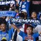 Suporter tim Singo Edan membentangkan syal usai menyaksikan laga Arema FC melawan Persija pada lanjutan Go-Jek Liga 1 Indonesia 2018 bersama Bukalapak di Stadion GBK Jakarta, Sabtu (31/3). Arema FC kalah telak 1-3. (Liputan6.com/Helmi Fithriansyah)