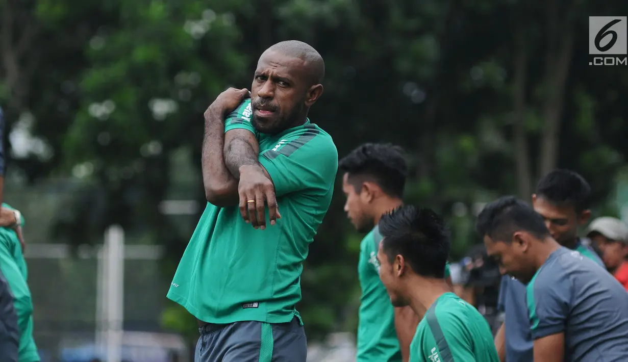 Pemain Timnas Indonesia, Boaz Salossa melakukan peregangan jelang latihan di Lapangan A Senayan, Jakarta, Jumat (12/1). Ini merupakan latihan perdana Timnas Indonesia jelang menjamu Islandia di Stadion GBK, Minggu (14/1). (Liputan6.com/Helmi Fithriansyah)
