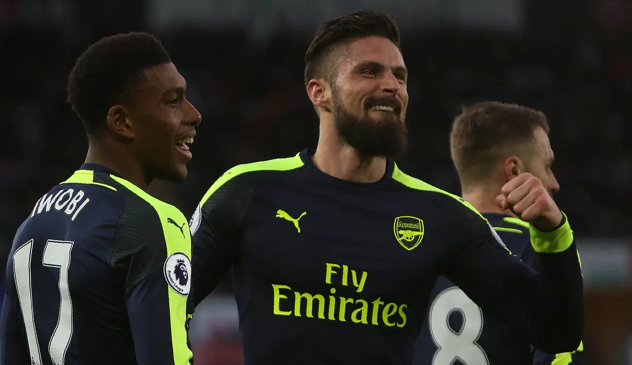 Para pemain Arsenal merayakan gol kedua yang tercipta akibat bunuh diri pemain Swansea, Jack Cork, pada laga Liga Inggris di Stadion Liberty, Inggris, Sabtu (14/1/2017). Arsenal berhasil menaklukkan tuan rumah 4-0. (AFP/Geoff Caddick)