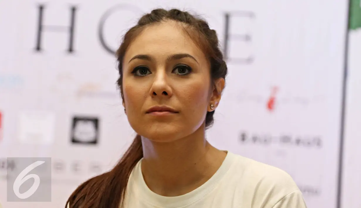 Aktris Wulan Guritno menyampaikan keterangan pers jelang konser donasi 'I am Hope' di TIM, Jakarta, Kamis (4/2/2016). Acara tersebut diadakan sebagai bagian dari peringatan Hari Kanker Sedunia pada 4 Februari (Liputan6.com/Immanuel Antonius)
