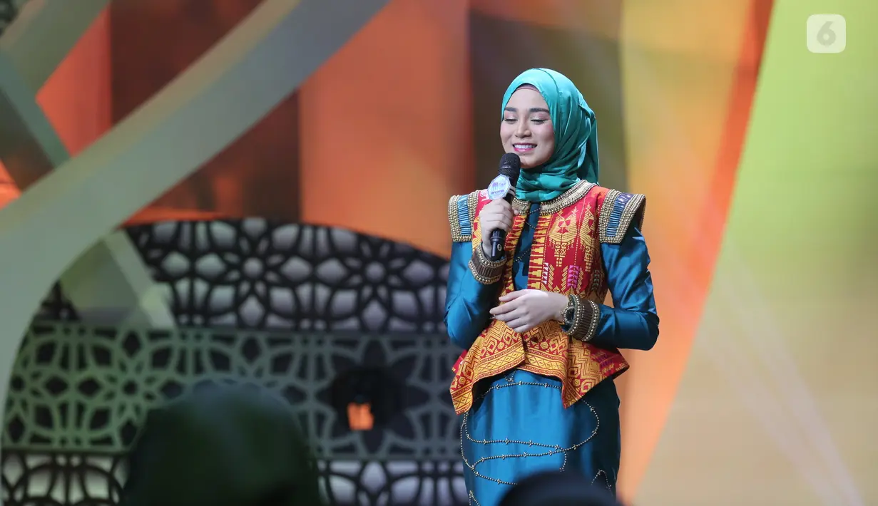 Selesai tausyiah, ia ditanya siapa yang diceritakan tersebut. Tak disangka, ternyata itu merupakan pengalaman pribadinya. Sambil menangis, ia mengakui pernah ingin bunuh diri. (Adrian Putra/Bintang.com)