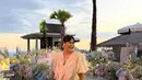 Okky Lukman hadir mengenakan long dress putih dengan aksen renda depan dipadukan anting-anting mutiara besar. [@okidatanglagi]