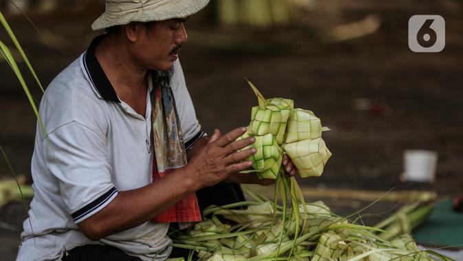 Pedagang musiman memilah kulit ketupat di bawah kolong jembatan kawasan Pesanggrahan, Jakarta, Jumat (8/7/2022). Pedagang musiman memanfaatkan Idul Adha untuk berjualan kulit ketupat. (/Johan Tallo)