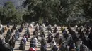 Orang-orang menjaga jarak sosial saat berdoa pada pemakaman Rayan Oram (5) di Desa Ighran, Provinsi Chefchaouen, Maroko, 7 Februari 2022. Rayan Oram meninggal setelah terjebak selama lima hari dalam sumur kering sedalam 32 meter. (AP Photo/Mosa'ab Elshamy)