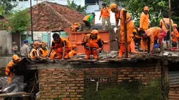 Sejumlah petugas menertibkan bangunan di bantaran Kali Krukut, Petogogan, Jakarta, Rabu (12/10). Program pembenahan Kali Krukut kini jadi prioritas kerja Pemkot Jaksel setelah banjir di kawasan Kemang menjadi sorotan. (Liputan6.com/Gempur M Surya)