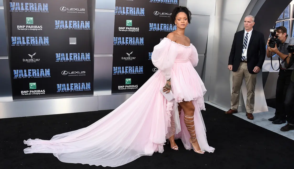Rihanna menghadiri pemutaran perdana "Valerian and The City of a Thousand Planets" di Los Angeles, 17 Juli 2017. Biasa tampil dengan gaun-gaun provokatif, Rihanna kali ini memilih sesuatu yang feminin, manis, dan dramatis. (Jordan Strauss/Invision/AP)