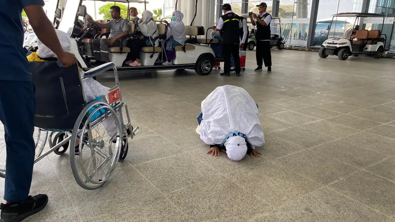 Jemaah haji asal Aceh yang tergabung dalam kelompok terbang (kloter) 1 Embarkasi BTJ telah tiba di Bandara Internasional Amir Mohammed bin Abdul Aziz, Madinah, Rabu (24/5/2023) siang waktu setempat.