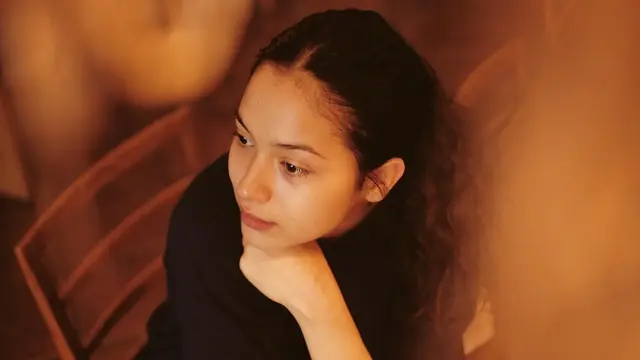 FOTO: Gaya Putri Marino Pakai Busana Hitam, Tampil Trendi