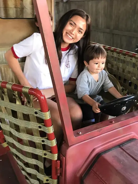 El barack Alexander, anak laki-laki Jessica Iskandar ini super menggemaskan. Lihat saja di foto ini ia begitu setia mendampingi ibunya. Bahkan, meskipun El masih kecil, ia siap menyetir antar jedar. Lucu ya? (Instagram/alexanderbarackel)