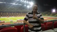 Legenda Selangor FA keturunan Indonesia, Ristamoyo Kassim, menonton laga Liga Premier Malaysia antara Felcra FC melawan PDRM di Stadion Shah Alam, Selangor, Jumat (2/2/2018). Kedua klub bermain imbang 1-1. (Bola.com/Vitalis Yogi Trisna)