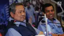 Ketua Umum DPP Partai Demokrat, Susilo Bambang Yudhoyono (kiri) jelang memimpin rapat darurat DPP Partai Demokrat di Jakarta, Rabu (3/1). Rapat berlangsung tertutup dan dihadiri sejumlah petinggi partai. (Liputan6.com/Helmi Fithriansyah)