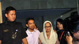 Istri Gubernur Riau Latifah Hanum Annas saat keluar dari gedung KPK, Jakarta, (26/9/14). (Liputan6.com/Miftahul Hayat)
