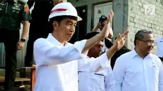 Presiden Jokowi dan Menteri Eko meninjau aktivitas warga melakukan normalisasi sungai. Jokowi dan Eko disambut hangat ratusan warga