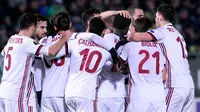 Pemain AC Milan berselebrasi setelah berhasil mencetak gol ke gawang  Ludogorets Razgrad pada laga leg pertama babak 32 besar Liga Europa di Ludogerts Arena, Jumat (16/2). AC Milan memetik kemenangan 3-0 atas tuan rumah Ludogorets. (NIKOLAY DOYCHINOV/AFP)