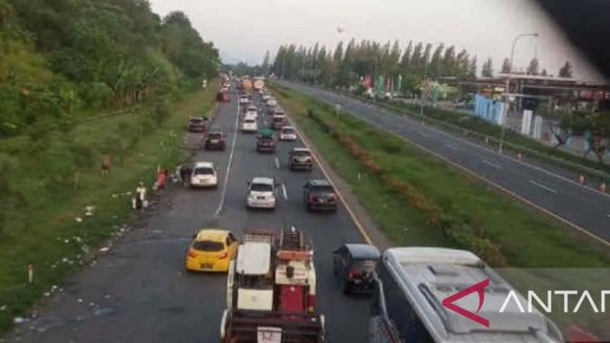 Update Kondisi Arus Balik Tol Cipali: Banyak Mobil Berhenti di Bahu Jalan, Pengemudi Kelelahan