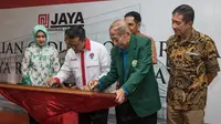 Menpora, Imam Nahrawi, bersama Ketua Pembina Yayasan Pembangunan Jaya Raya, Ciputra, meresmikan GOR Jaya Raya. Pusat pembinaan bulutangkis ini dikhususkan untuk melatih atlet berusia 12 hingga 18 tahun. (Bola.com/Vitalis Yogi Trisna)