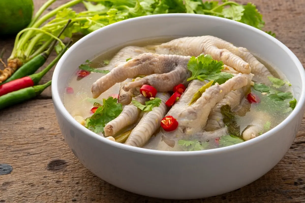 merebus sop ayam ceker empuk