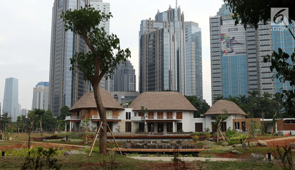 Sebuah bangunan tempat beristirahat berdiri di tengah area Hutan Kota di Kawasan Kompleks GBK, Jakarta, Rabu (19/9). Hutan kota dibangun di atas lahan bekas tempat latihan golf akan menjadi kawasan hijau rekreasi. (Liputan6.com/Helmi Fithriansyah)