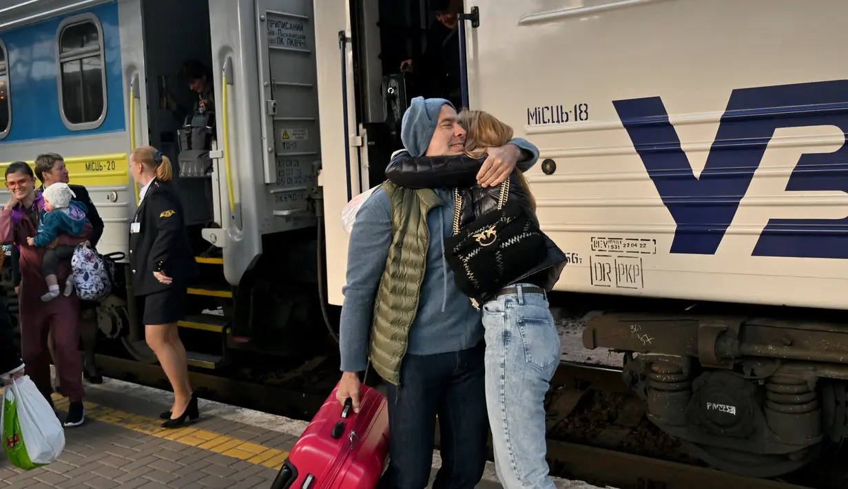 <p>Seorang wanita, salah satu dari ribuan perempuan dan anak-anak yang melarikan diri dari Ukraina setelah Rusia menginvasi, bereaksi ketika disambut oleh sang suami setibanya dari Polandia, di stasiun kereta api Kiev pada 12 Mei 2022. Untuk pertama kalinya sejak awal perang, penghitungan resmi di perbatasan pada 10 Mei menunjukkan 29.000 orang melintasi perbatasan untuk pergi, sedangkan 34.000 orang lainnya melintasi perbatasan untuk kembali ke Ukraina. (Sergei SUPINSKY / AFP)</p>