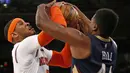 Aksi pemain Pelicans, Solomon Hill (kanan) berebut bola dengan pemain New York Knicks, Carmelo Anthony (kiri) pada laga NBA basketball game di Madison Square Garden, New York (9/1/2017). Pelicans menang 110-96.  (AP/Kathy Willens)