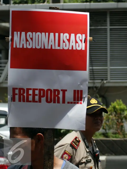 Demonstran membawa spanduk saat menggelar aksi unjuk rasa di depan kantor Freeport, Jakarta, Rabu (26/11). Dalam aksinya mereka menuntut agar pemerintah tidak memperpanjang kontrak dengan Freeport. (Liputan6.com/Helmi Afandi)