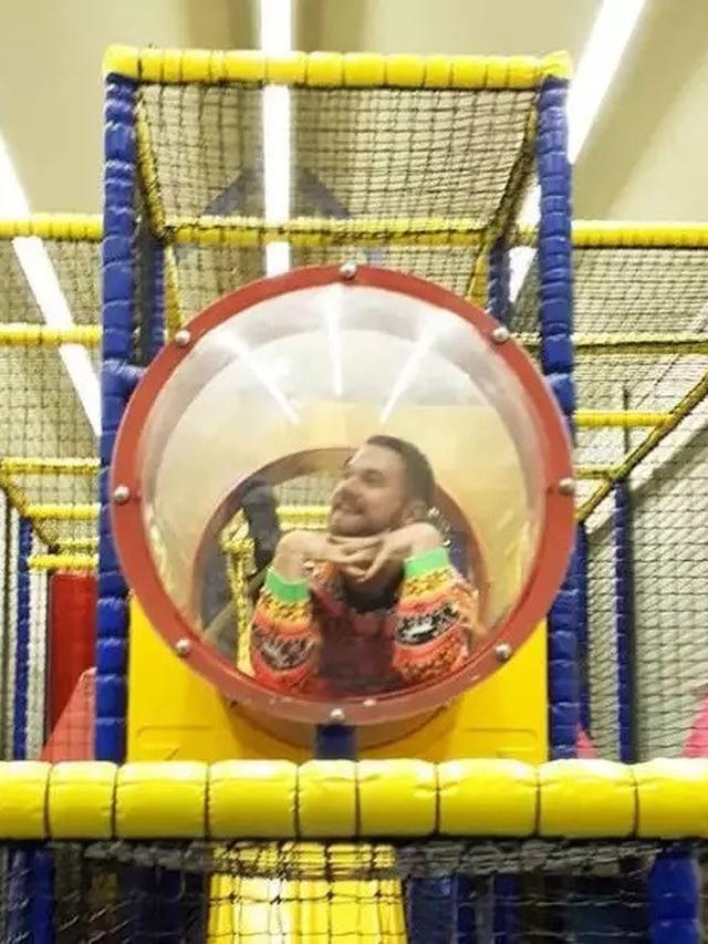 6 Tingkah Bapak-Bapak Kegirangan Ketemu Mainan Bocah, Menolak Tua