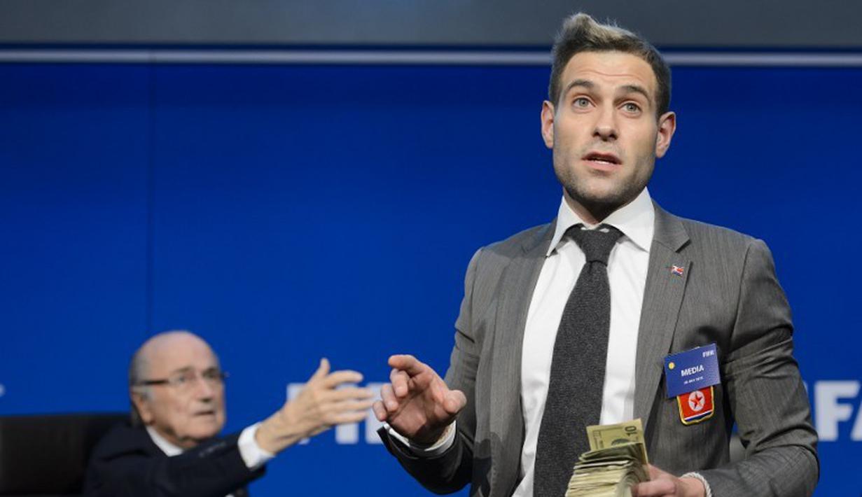 Pelawak Inggris, Simon Brodkin atau yang dikenal dengan nama panggungnya Lee Nelson menginterupsi konferensi pers di kantor FIFA di Zurich., Swiss. (20/7/2015). (AFP PHOTO/FABRICE COFFRINI)