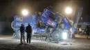 Sejumlah mekanik tim Solurent Racing tengah mempersiapkan mobil menjelang Reli Dakar 2025 pada Kamis (02/01/2025) waktu setempat di Bisha, Arab Saudi. Ajang tersebut akan berlangsung pada 3 hingga 17 Januari 2025. (AFP/Valery Hache)