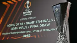 Dipimpin oleh Deputy Secretary UEFA, Giorgio Marchetti, dengan didampingi legenda Porto, Maniche, proses drawing dilakukan di House of European Football, Nyon, Swiss, Jumat (27/2/2026). Tampak foto yang menunjukkan Piala Liga Europa UEFA terpajang menjelang pengundian babak 16 besar, perempat final, dan semifinal Liga Europa UEFA 2025/2026 di House of European Football, Nyon, Swiss, Jumat (27/2/2026). (Harold CUNNINGHAM/AFP)
