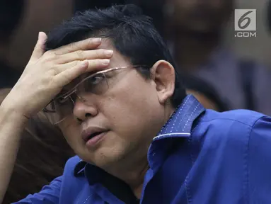 Terdakwa dugaan merintangi proses penyidikan KPK, Lucas jelang menjalani sidang pembacaan tuntutan oleh JPU KPK di Pengadilan Tipikor, Jakarta, Rabu (6/3). Lucas dituntut 12 tahun penjara dan denda Rp 600 juta. (Liputan6.com/Helmi Fithriansyah)
