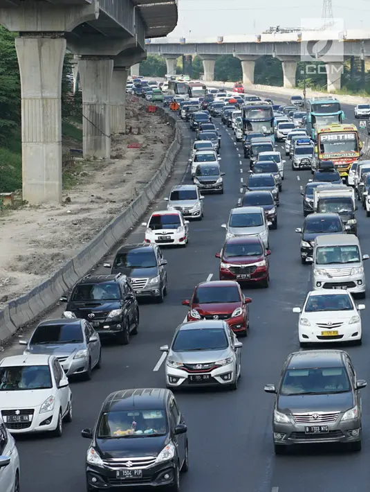 Kendaraan yang didominasi pemudik melaju satu arah (One Way) di Tol Kalikangkung-Cikarang, Karawang, Jawa Barat, Minggu (9/6/2019). Sistem one way arus balik di jalur tersebut diperpanjang hingga pukul 24.00 WIB akibat tingginya volume kendaraan yang menuju Jakarta. (Liputan6.com/Immanuel Antonius)