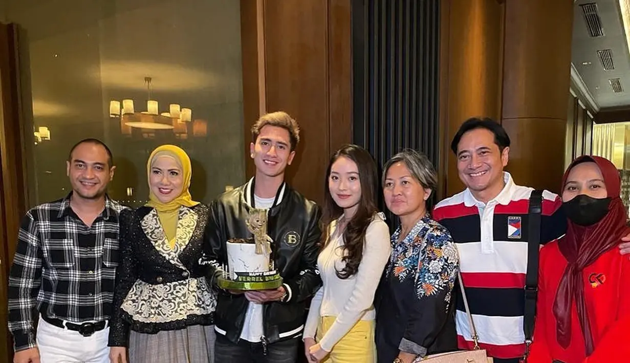 Kebersamaan Natasha Willona dengan Verrell Bramasta dan keluarganya. (Foto: Instagram/ bramastavrl)