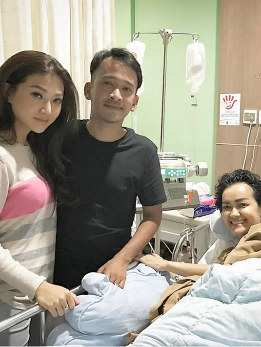 Nia melihat berbeda saat yang datang bukan sahabatnya tersebut. Meski telah dipanggil beberapa kali, ia hanya membuka mata dan tidur lagi. Bahkan, saat Ruben datang, seakan keduanya seperi melepas kangen. (Instagram/ruben_onsu)